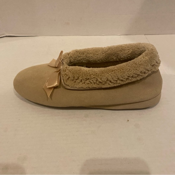 Daniel Green suede Tan Women's Slippers with Bow Accent sz 7.5 - Picture 1 of 9